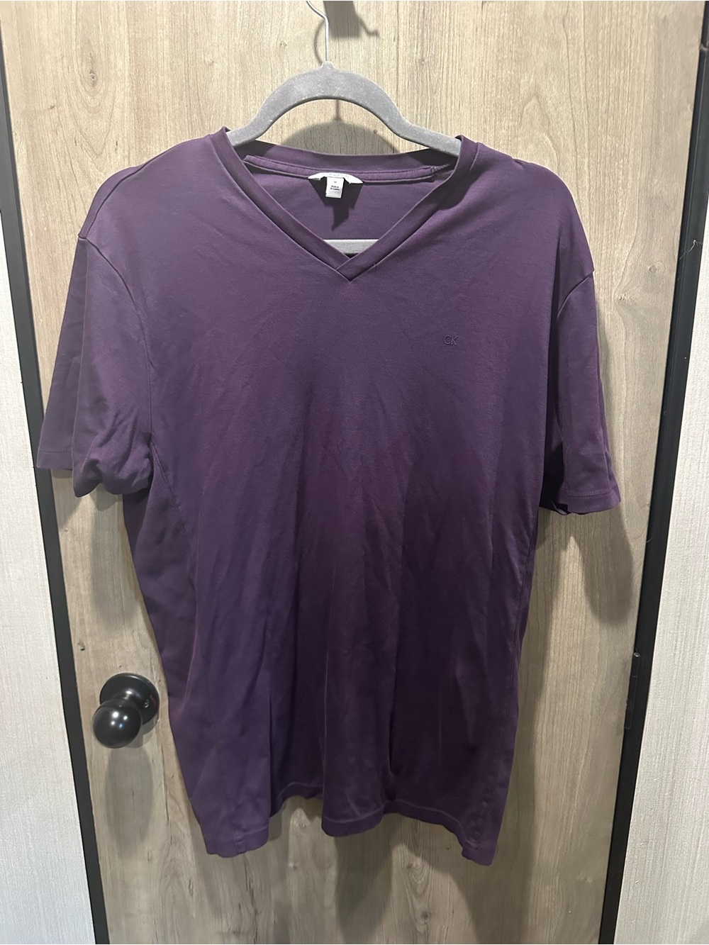 Calvin Klein Men’s Purple V-Neck T-Shirt Size M CK Logo